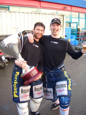 Florian Busch und Sven Felski mit dem Meister-Pokal